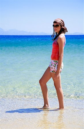 simsearch:644-01437538,k - Jeune femme qui marche dans l'eau sur la plage Photographie de stock - Premium Libres de Droits, Code: 644-01437562