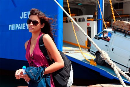 simsearch:644-01437256,k - Young woman in front of ferry Foto de stock - Royalty Free Premium, Número: 644-01437656