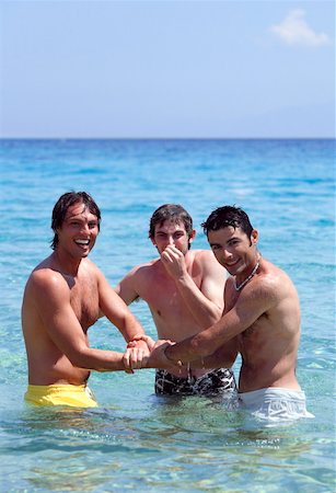 simsearch:644-01437719,k - Trois jeunes hommes jouent dans l'eau Photographie de stock - Premium Libres de Droits, Code: 644-01437767