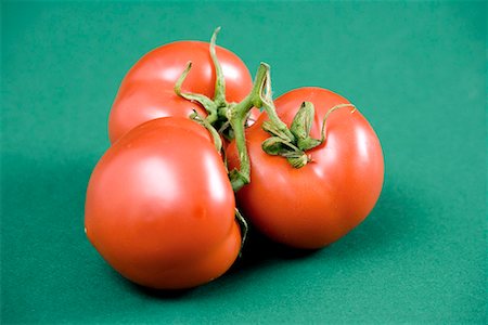 simsearch:644-01630678,k - Tomates sur le fond de la vigne, vert Photographie de stock - Premium Libres de Droits, Code: 644-01630639