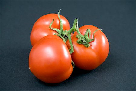 simsearch:644-01630678,k - Tomates sur le fond de la vigne, noir Photographie de stock - Premium Libres de Droits, Code: 644-01630640