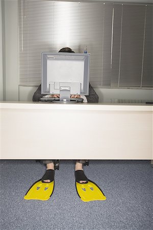 simsearch:644-01630956,k - Büroangestellter am Computer Schwimmflossen tragen Stockbilder - Premium RF Lizenzfrei, Bildnummer: 644-01630907
