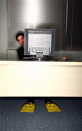 simsearch:644-01630956,k - Büroangestellter am Computer Schwimmflossen tragen Stockbilder - Premium RF Lizenzfrei, Bildnummer: 644-01630953