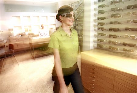 simsearch:644-01631059,k - Woman shopping in sunglasses store Foto de stock - Sin royalties Premium, Código: 644-01631020