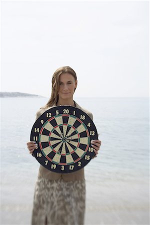 fléchettes (jeu) - Femme d'affaires sur la plage avec jeu de fléchettes Photographie de stock - Premium Libres de Droits, Code: 644-01631130