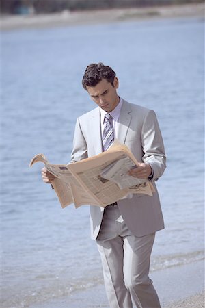 simsearch:644-01825796,k - Businessman on beach reading a newspaper Stock Photo - Premium Royalty-Free, Code: 644-01631152