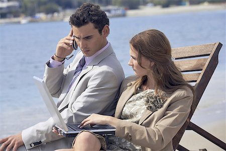 simsearch:644-01631490,k - Business couple on beach with cell phone and laptop Foto de stock - Sin royalties Premium, Código: 644-01631170