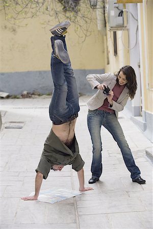 simsearch:644-01631354,k - Woman photographing man doing handstand Stock Photo - Premium Royalty-Free, Code: 644-01631336