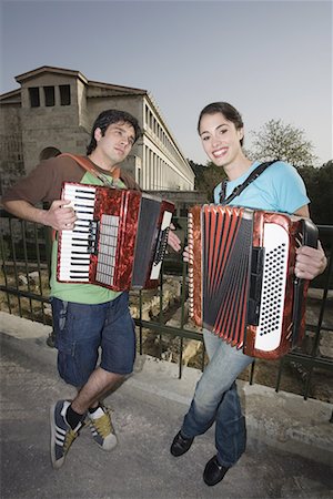 Couple au site archéologique jouer accordéon Photographie de stock - Premium Libres de Droits, Code: 644-01631365