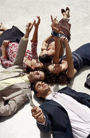 spanish male dress - Couché sur le sol pointant les gens d'affaires Photographie de stock - Premium Libres de Droits, Code: 644-01631493
