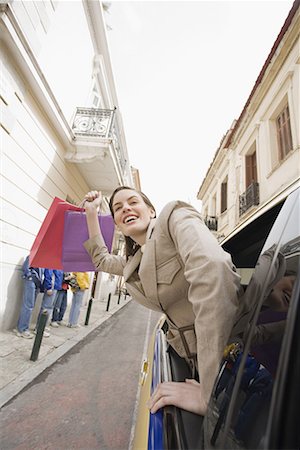 Femme se penchant de voiture avec des sacs à provisions Photographie de stock - Premium Libres de Droits, Code: 644-01631568