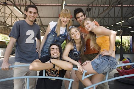 peace symbol - Teenagers posing for a picture in amusement park Foto de stock - Sin royalties Premium, Código: 644-01825571