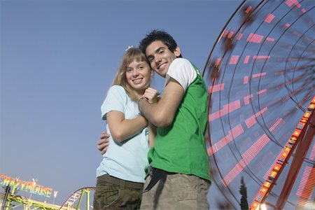 sunset hang out - Teenage couple at Ferris wheel in amusement park Foto de stock - Sin royalties Premium, Código: 644-01825641