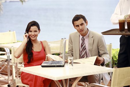 french cafe, people - Couple à table de café du bord de mer avec ordinateur portable Photographie de stock - Premium Libres de Droits, Code: 644-01825770