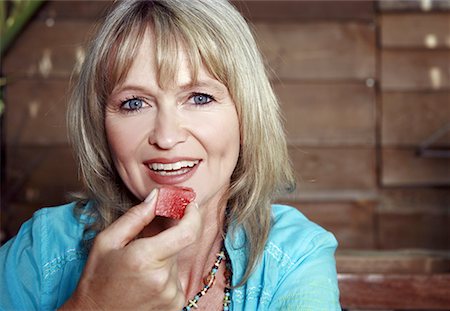 simsearch:693-03707681,k - Female mature adult eating watermelon Foto de stock - Royalty Free Premium, Número: 644-02060513