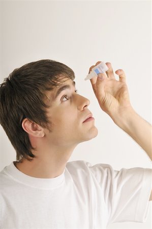 Jungen männlichen Erwachsenen mit Hilfsmittel über seine Augen Stockbilder - Premium RF Lizenzfrei, Bildnummer: 644-02152799