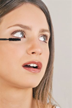 simsearch:644-02152773,k - Female young adult applying mascara Stock Photo - Premium Royalty-Free, Code: 644-02152948