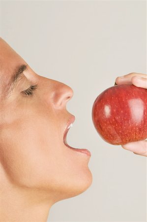 simsearch:644-02153082,k - Female adult eating an apple Foto de stock - Sin royalties Premium, Código: 644-02153099