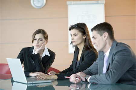 Business people looking at laptop Foto de stock - Sin royalties Premium, Código: 644-02923064