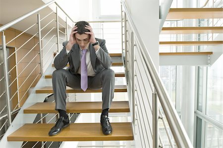 simsearch:644-02923130,k - Businessman on office staircase with head in hands Foto de stock - Royalty Free Premium, Número: 644-02923134