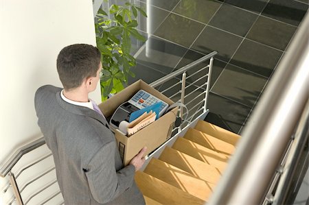 spanish stairs - Homme d'affaires sur l'escalier de bureau avec la boîte d'effets personnels Photographie de stock - Premium Libres de Droits, Code: 644-02923138