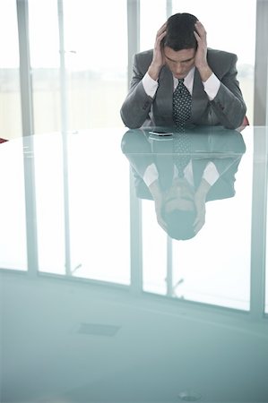 simsearch:644-02923130,k - Businessman at desk holding his head Foto de stock - Royalty Free Premium, Número: 644-02923249