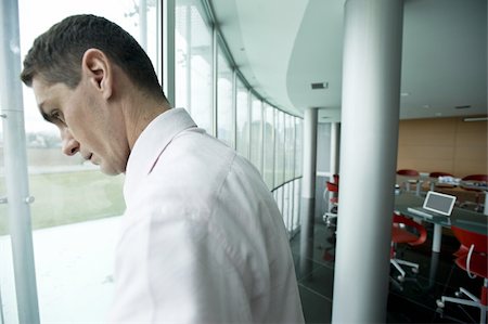 Businessman looking out window Foto de stock - Sin royalties Premium, Código: 644-02923275