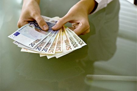 dettes - Mains de la femme tenant des billets euro Photographie de stock - Premium Libres de Droits, Code: 644-02923315
