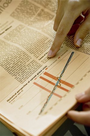 Hands holding newspaper with chart analyzing financial crisis Foto de stock - Sin royalties Premium, Código: 644-02923317