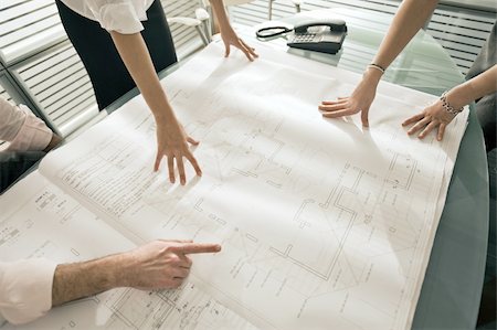 entrepreneur (en bâtiment) - Gros plan des professionnels à la recherche de plans architecturaux sur le bureau Photographie de stock - Premium Libres de Droits, Code: 644-02923368