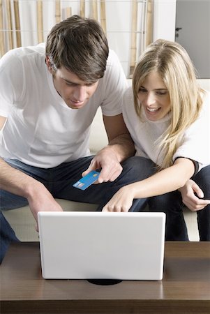 Young couple at laptop computer with credit card Foto de stock - Sin royalties Premium, Código: 644-02923388