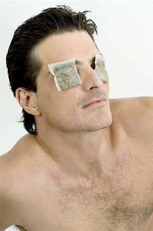 spécial - Jeune homme avec des sachets de thé sur les yeux Photographie de stock - Premium Libres de Droits, Code: 644-02923406