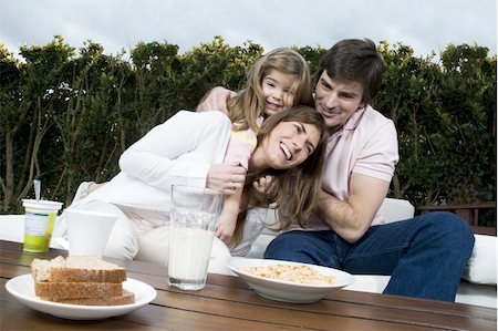 Young couple and girl having breakfast outdoors Foto de stock - Sin royalties Premium, Código: 644-02923531