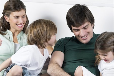 simsearch:644-02923607,k - Junges Paar mit Kindern auf couch Stockbilder - Premium RF Lizenzfrei, Bildnummer: 644-02923566
