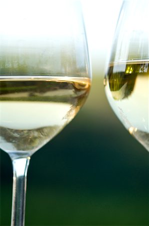 Two glasses of white wine in vineyard Foto de stock - Sin royalties Premium, Código: 644-03405488