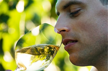 Jeune homme, dégustation de vin blanc dans le vignoble Photographie de stock - Premium Libres de Droits, Code: 644-03405483