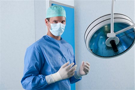 stériliser - Chirurgien en salle d'opération Photographie de stock - Premium Libres de Droits, Code: 644-03659432