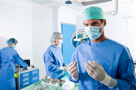 stériliser - Personnel médical en salle d'opération Photographie de stock - Premium Libres de Droits, Code: 644-03659443
