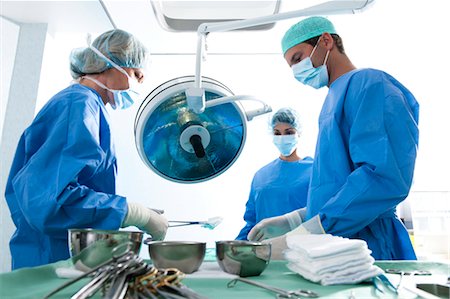 stériliser - Personnel médical en salle d'opération Photographie de stock - Premium Libres de Droits, Code: 644-03659455