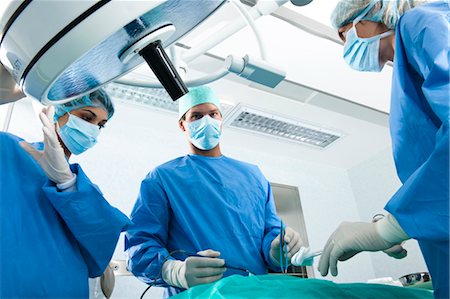 Medical personnel in operating room Foto de stock - Sin royalties Premium, Código: 644-03659461