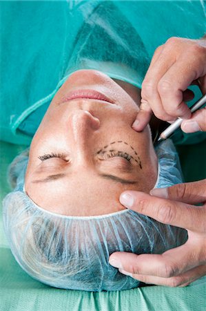 Lignes d'incision sur le visage en salle d'opération Photographie de stock - Premium Libres de Droits, Code: 644-03659498