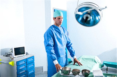 physicians in operating room - Chirurgien en salle d'opération Photographie de stock - Premium Libres de Droits, Code: 644-03659490