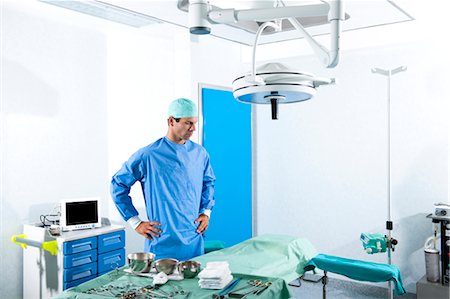 disinfettato - Surgeon in operating room Fotografie stock - Premium Royalty-Free, Codice: 644-03659492