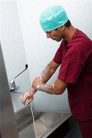Surgeon scrubbing hands Foto de stock - Sin royalties Premium, Código: 644-03659508