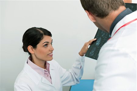 Doctors looking at an MRI Foto de stock - Sin royalties Premium, Código: 644-03659514