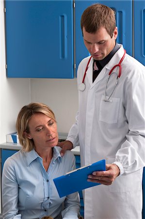 doctor examine patient - Médecin et patient discutant fiche médicale Photographie de stock - Premium Libres de Droits, Code: 644-03659520