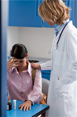 schlechte neuigkeiten - Doctor consoling patient Foto de stock - Sin royalties Premium, Código: 644-03659541