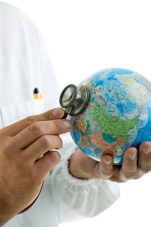 simsearch:640-06051271,k - Doctor's hands holding stethoscope to globe Foto de stock - Royalty Free Premium, Número: 644-03659604