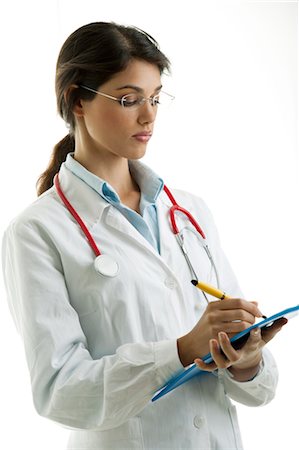 Doctor wearing stethoscope and writing on chart Foto de stock - Sin royalties Premium, Código: 644-03659612