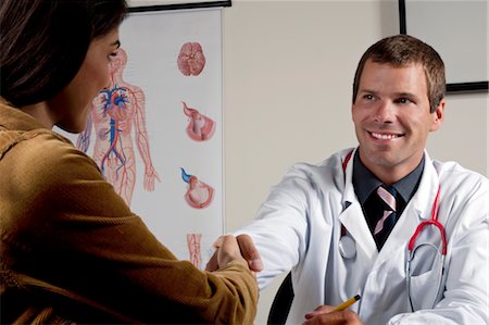 Doctor shaking hands with patient Foto de stock - Sin royalties Premium, Código: 644-03659659